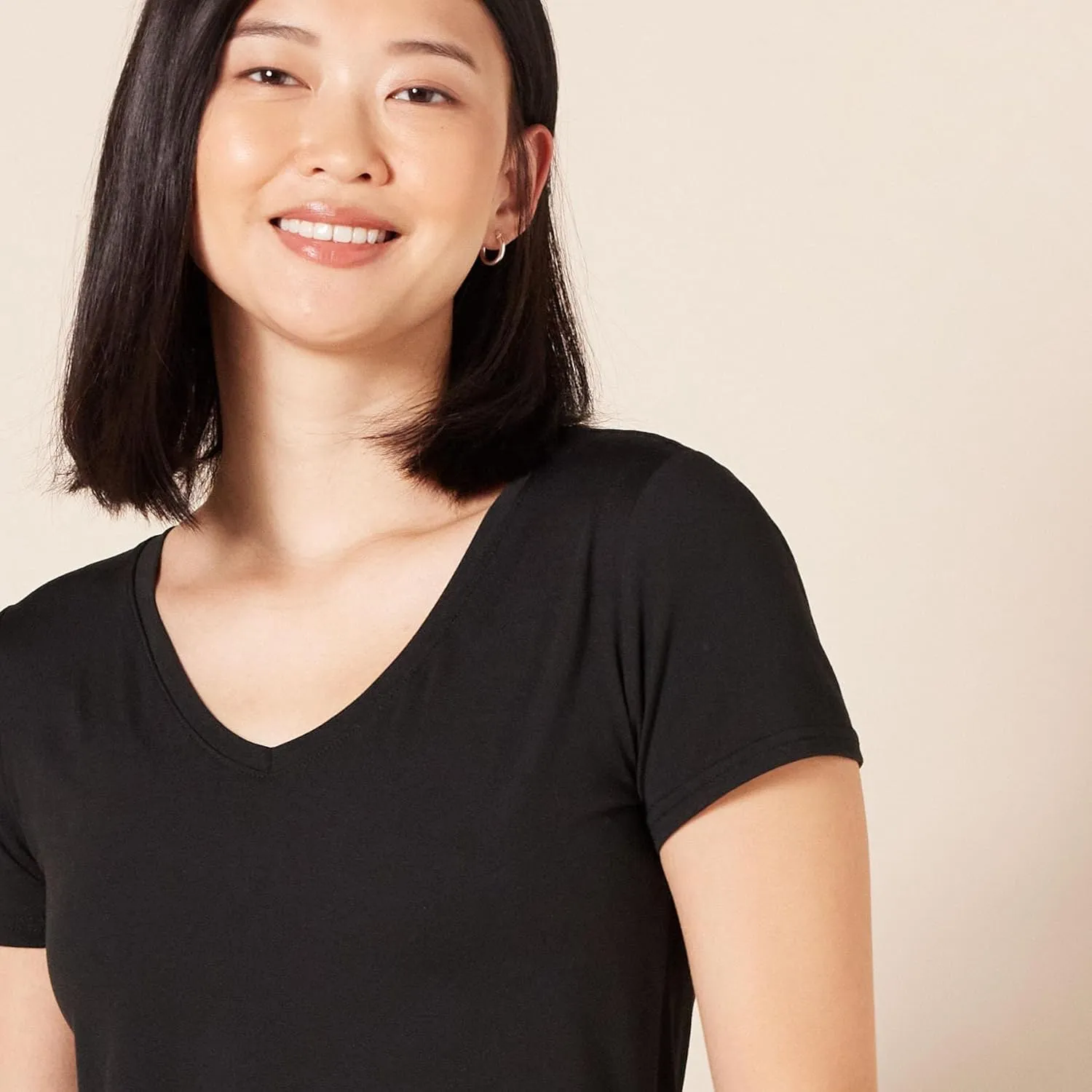 Amazon Essentials Women's Active Quick Dry Tech Stretch Short-Sleeve V-Neck T-Shirt (Available in Plus Size), Pack of 2