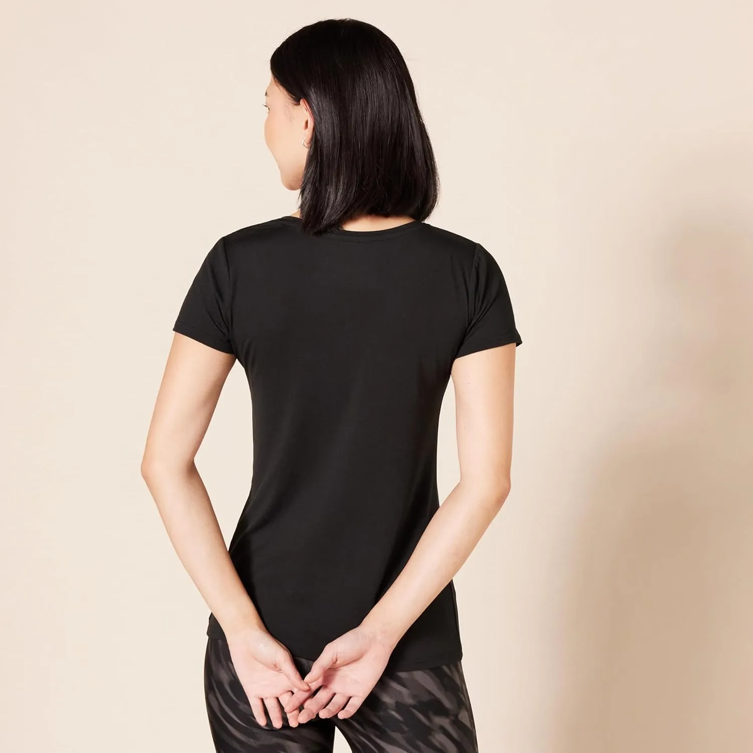 Amazon Essentials Women's Active Quick Dry Tech Stretch Short-Sleeve V-Neck T-Shirt (Available in Plus Size), Pack of 2
