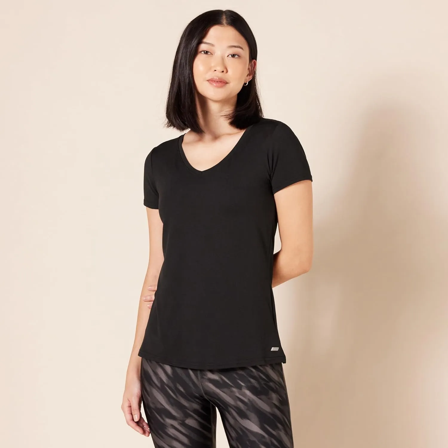 Amazon Essentials Women's Active Quick Dry Tech Stretch Short-Sleeve V-Neck T-Shirt (Available in Plus Size), Pack of 2