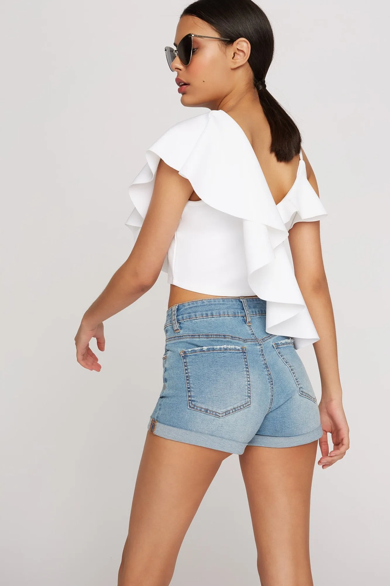 Blouse courte asymétrique de style plongée volantée à épaule unique