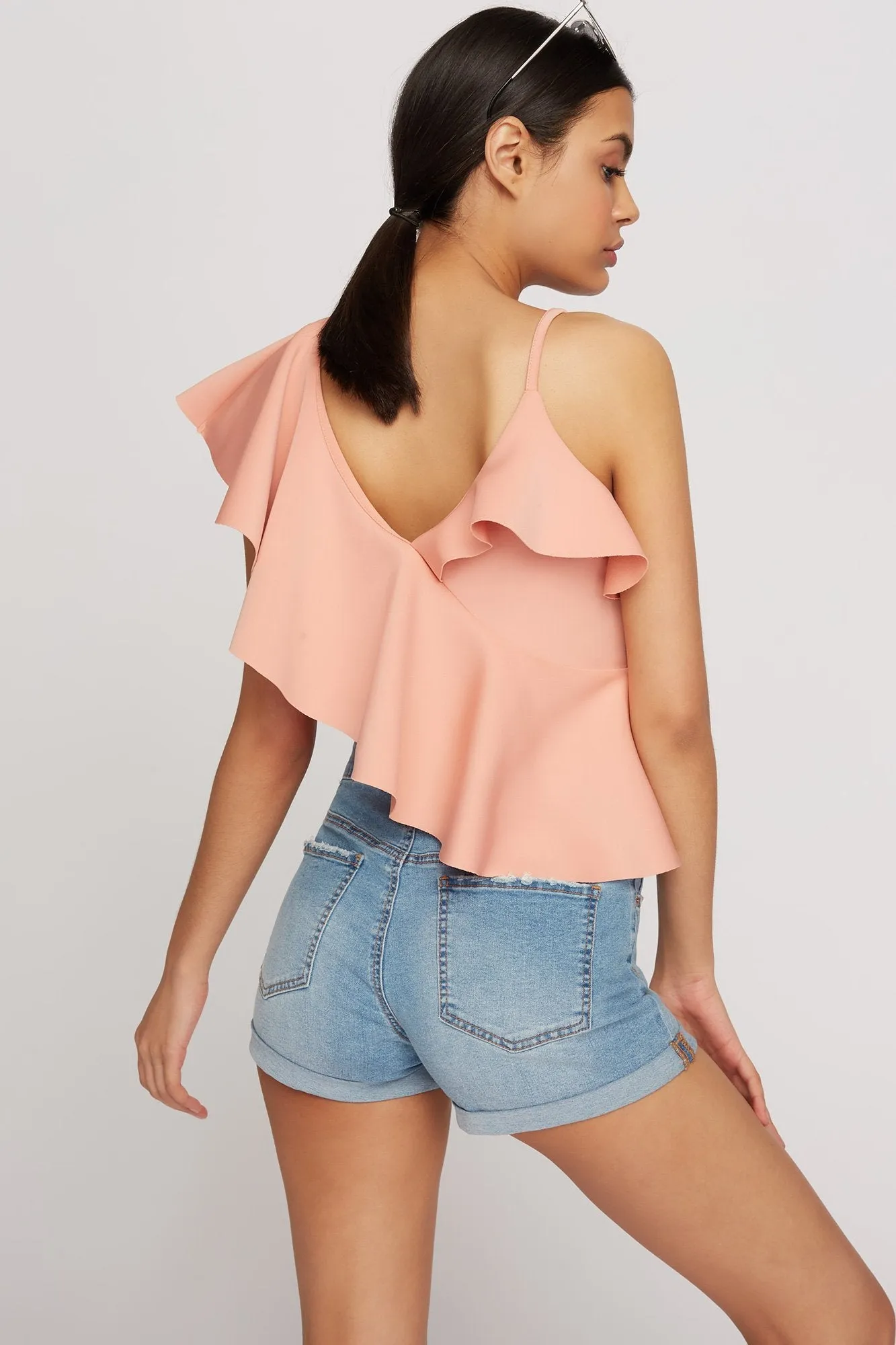 Blouse courte asymétrique de style plongée volantée à épaule unique
