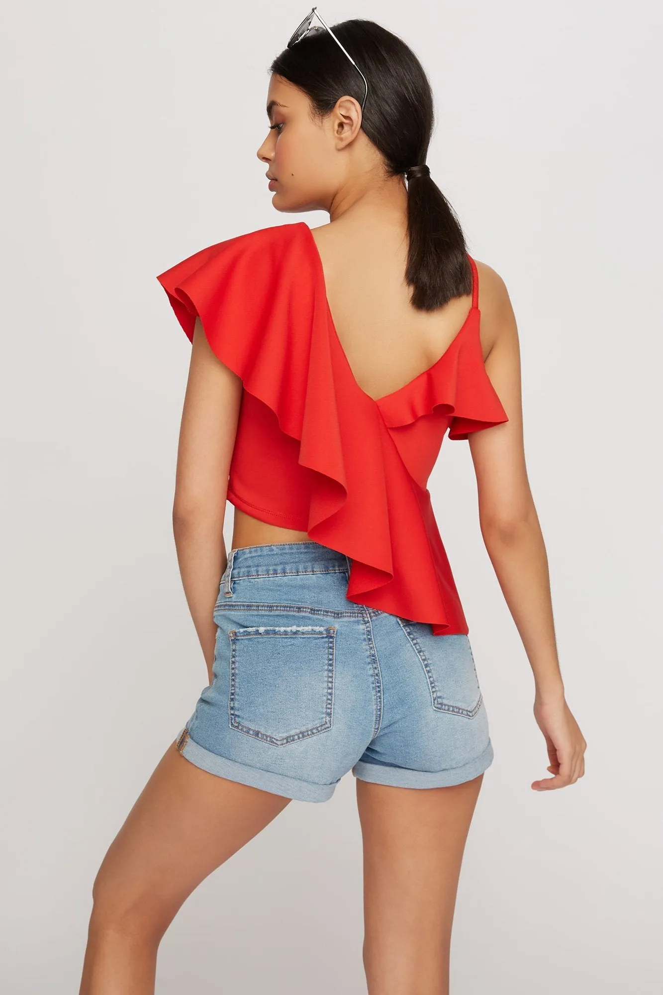Blouse courte asymétrique de style plongée volantée à épaule unique